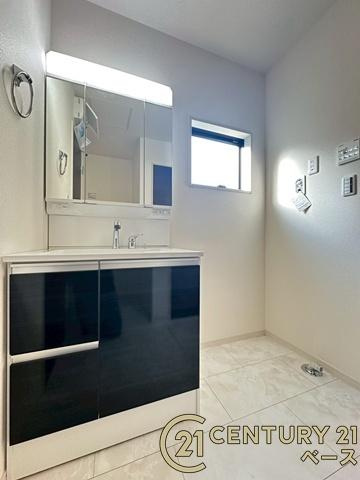 リーブルガーデン阪手 １号棟 ／新築一戸建の独立洗面台|■現地撮影写真■三面鏡タイプのミラーキャビネット！収納スペースも豊富です！