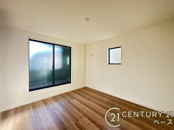 リーブルガーデン阪手 ３号棟 ／新築一戸建の寝室|■現地撮影写真■開放感のある広々した主寝室！他に洋室が２部屋ございます！