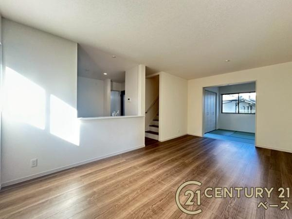 リーブルガーデン阪手 ３号棟 ／新築一戸建の居間・リビング|■現地撮影写真■南向きの大きな窓から柔らかい光が射し込みます。