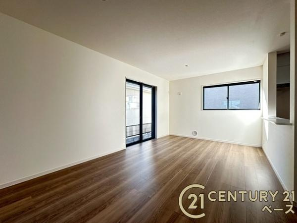 リーブルガーデン阪手 ３号棟 ／新築一戸建の居間・リビング|■現地撮影写真■家計と環境に優しい、断熱性・保温性に優れたペアガラスを使用しています！