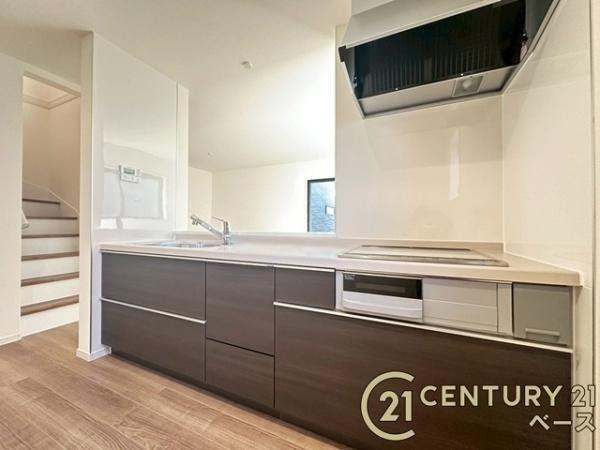 リーブルガーデン阪手 ３号棟 ／新築一戸建のキッチン|■現地撮影写真■収納力と使いやすさを追求したシステムキッチンです！