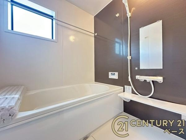 リーブルガーデン阪手 ３号棟 ／新築一戸建の浴室|■現地撮影写真■浴室暖房乾燥機を完備！ゆったりした浴槽での入浴は疲れも癒してくれます！