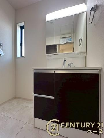 リーブルガーデン阪手 ３号棟 ／新築一戸建の独立洗面台|■現地撮影写真■三面鏡タイプのミラーキャビネット！収納スペースも豊富です！