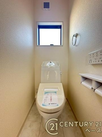 リーブルガーデン阪手 ３号棟 ／新築一戸建のトイレ|■現地撮影写真■１・２階ともに清潔感ある綺麗なお手洗を完備！