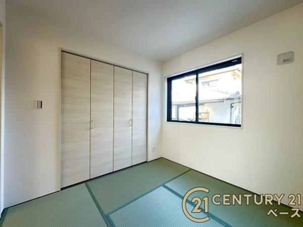 リーブルガーデン阪手 ３号棟 ／新築一戸建の和室|■現地撮影写真■リビング隣接タイプの和室です！布団なども入る大容量の収納を完備！