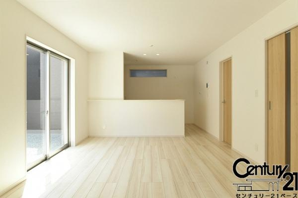 柏原市国分東条町の新築一戸建の内観：施工例|■居室のサッシにはLOW-Eペアガラスを採用！高い断熱性による省エネと結露対策に有効です！■