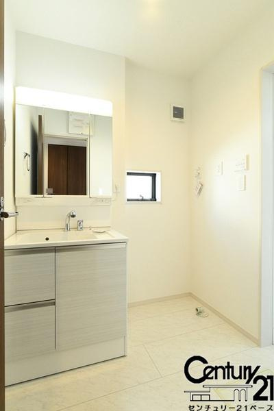 柏原市国分東条町の新築一戸建の内観：施工例|■三面鏡タイプのミラーキャビネット！収納スペースも豊富です！■