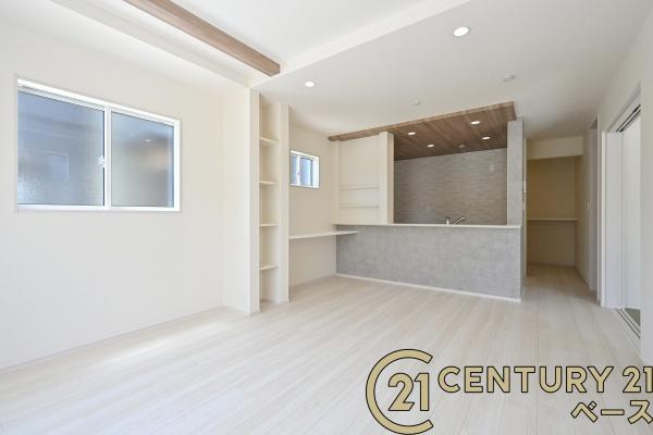 桜井市大福 ３号棟 ／新築一戸建の居間・リビング|■現地撮影写真■暖かみある居心地の良い空間が広がります！