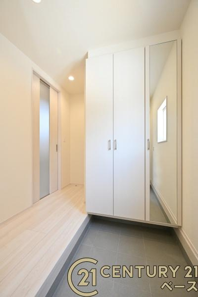 桜井市大福 ４号棟 ／新築一戸建の玄関|■現地撮影写真■すっきりとした明るい玄関が家族やお客様を迎えてくれます！