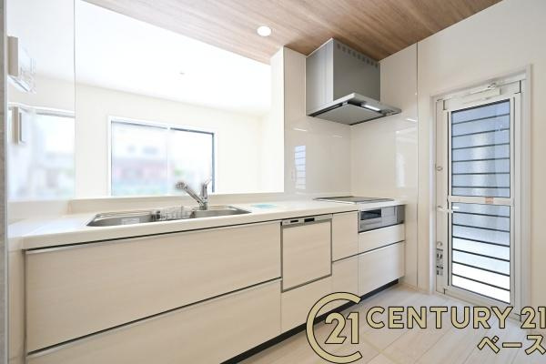 桜井市大福 ４号棟 ／新築一戸建のキッチン|■現地撮影写真■収納力と使いやすさを追求したシステムキッチンです！食洗機付きで毎日の洗い物も楽々！