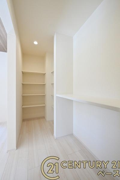 桜井市大福 ４号棟 ／新築一戸建のキッチン|■現地撮影写真■キッチン裏に収納力たっぷりのパントリーがあります！