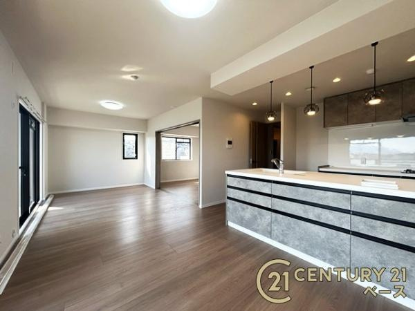 チサンマンション斑鳩５番館の居間・リビング|■現地撮影写真■ご家族でくつろいでいただける広々したＬＤＫは約１８帖！