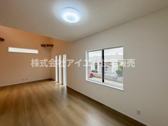 ♪♪宜野湾市大山4丁目-1号棟（全2棟）の居間・リビング|こちらのリビングで趣味の時間をお楽しみください