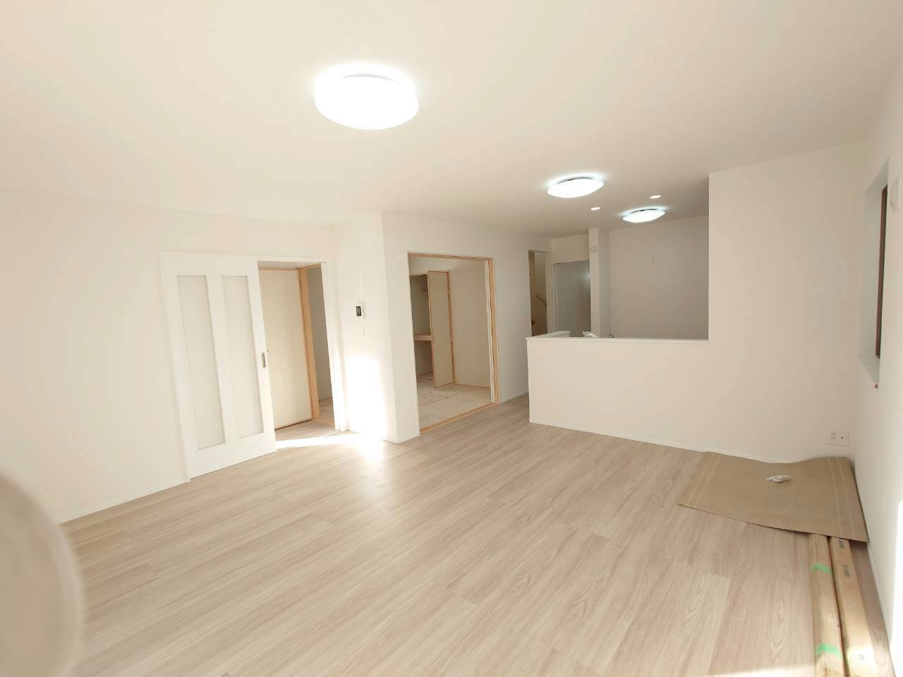 ＋＋沖縄市知花１丁目－A号棟（全３棟）の居間・リビング|いつでも内覧可能です♪