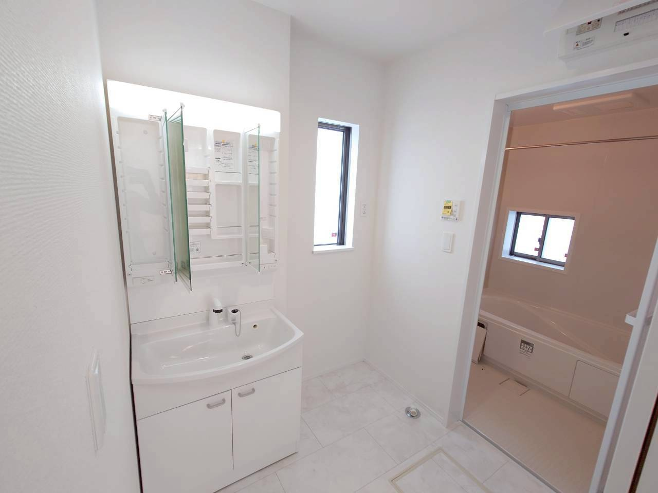 ＋＋沖縄市知花１丁目－A号棟（全３棟）の独立洗面台|いつでも内覧可能です♪