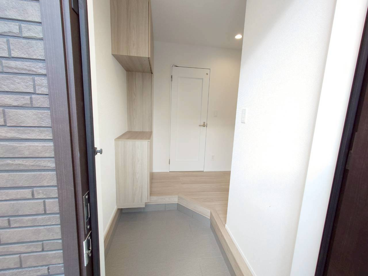 ＋＋沖縄市知花１丁目－B号棟（全３棟）の玄関