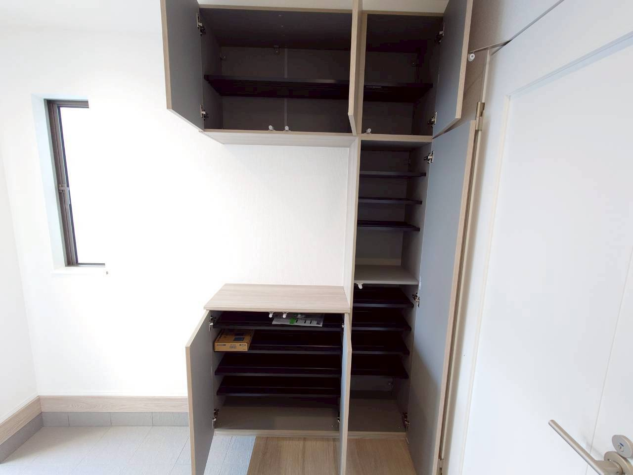 ＋＋沖縄市知花１丁目－B号棟（全３棟）の玄関