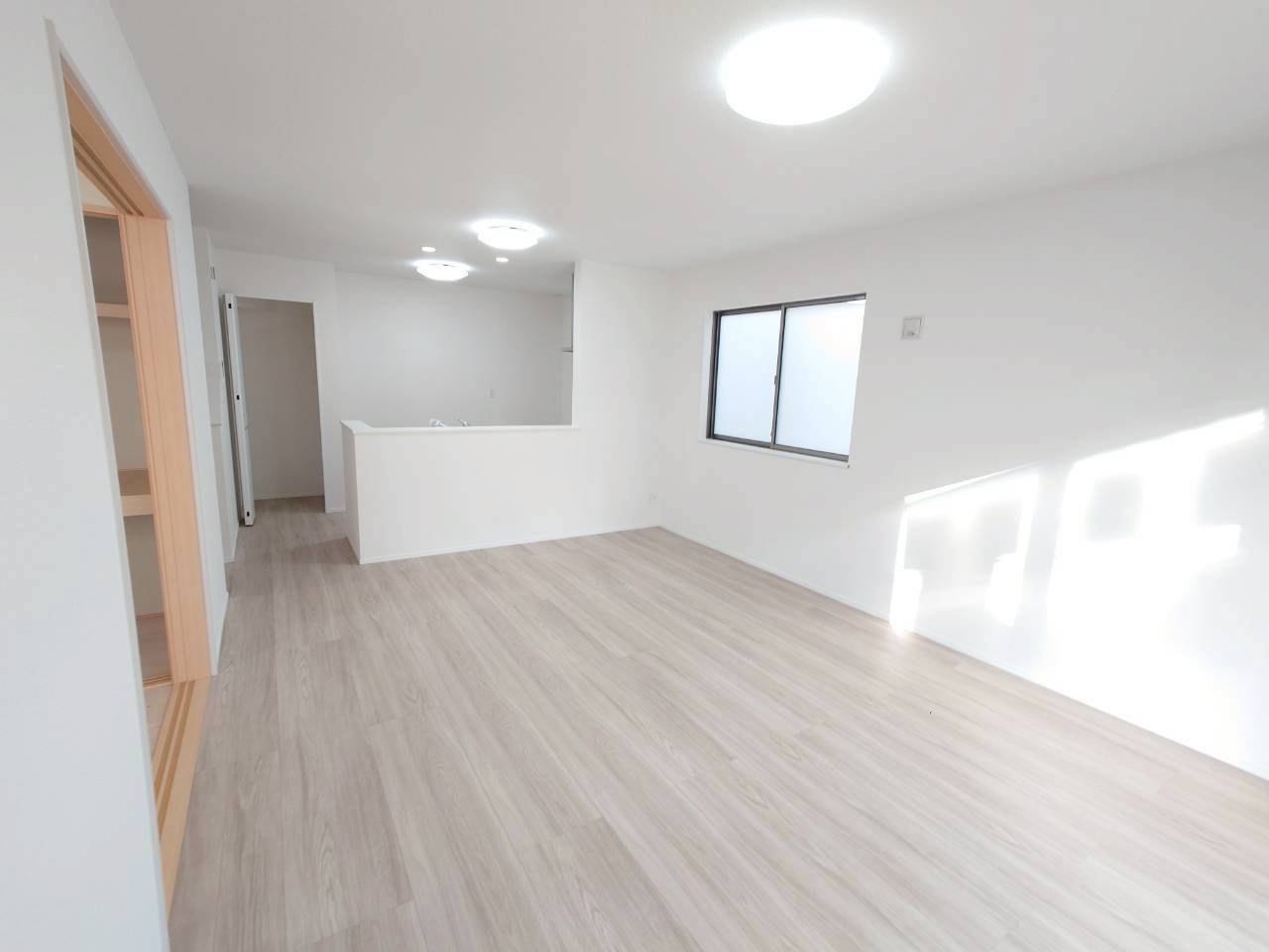 ＋＋沖縄市知花１丁目－B号棟（全３棟）の居間・リビング