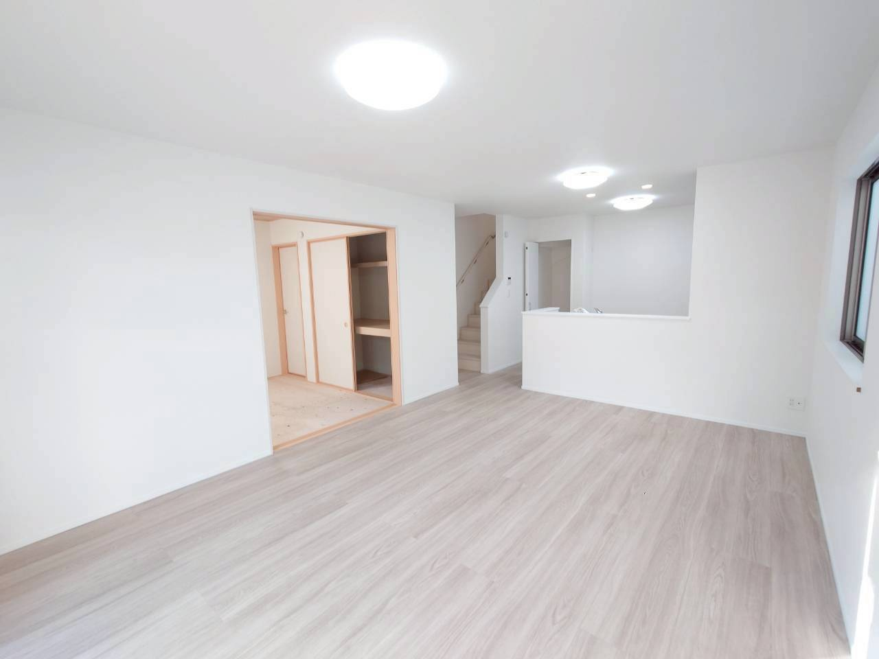 ＋＋沖縄市知花１丁目－B号棟（全３棟）の居間・リビング