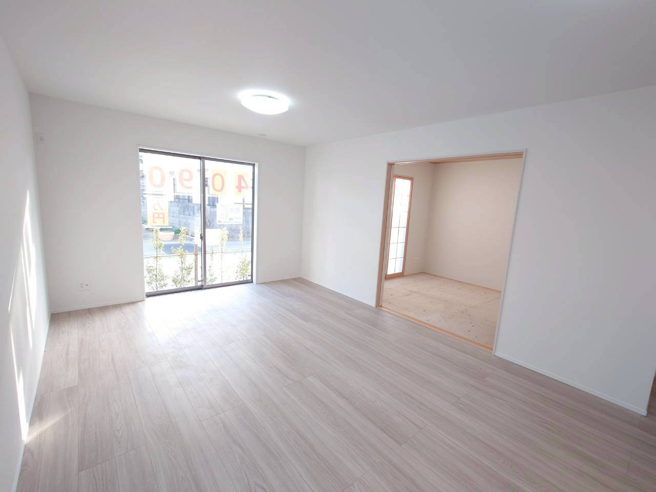 ＋＋沖縄市知花１丁目－B号棟（全３棟）の居間・リビング