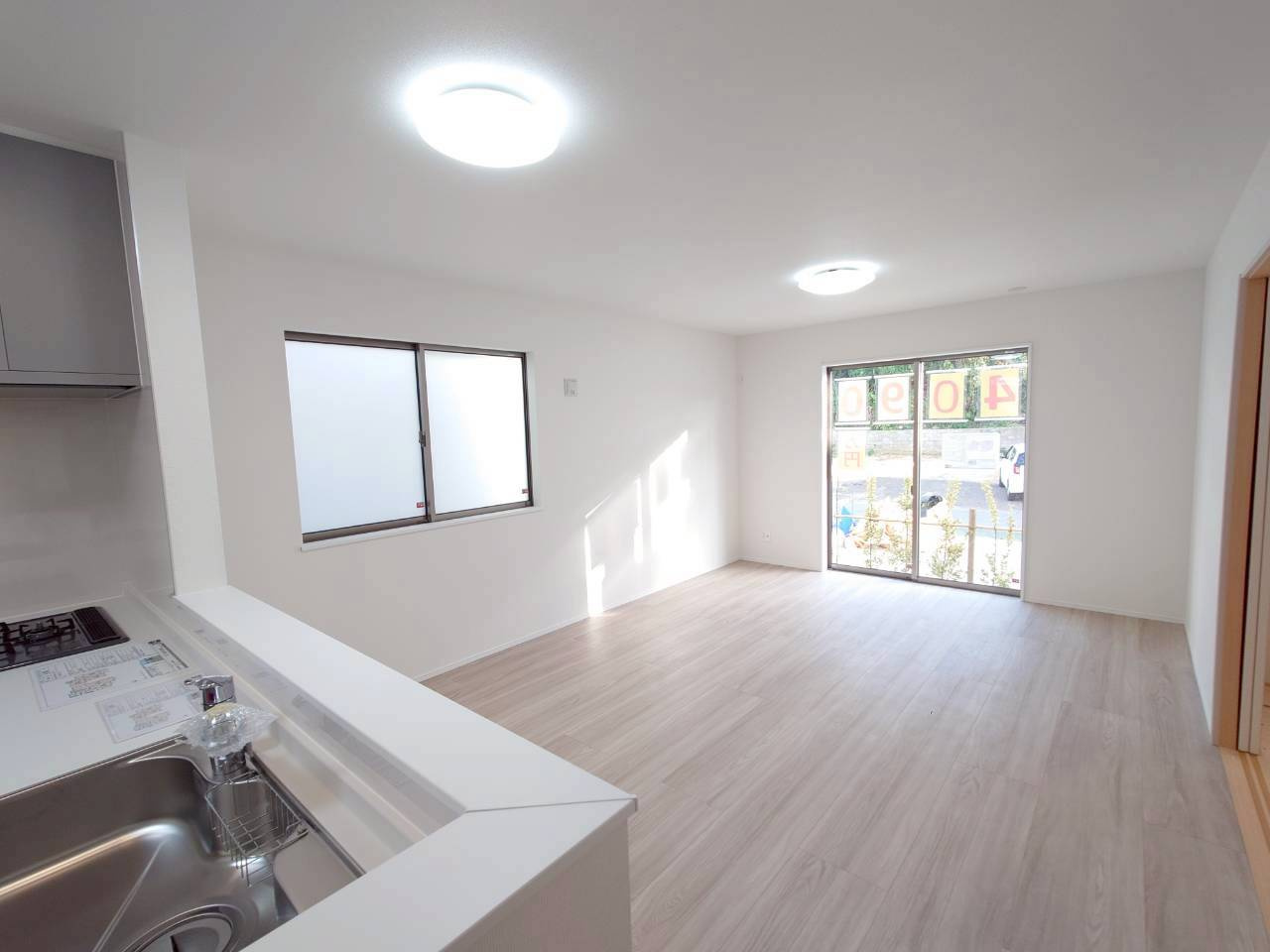 ＋＋沖縄市知花１丁目－B号棟（全３棟）の居間・リビング