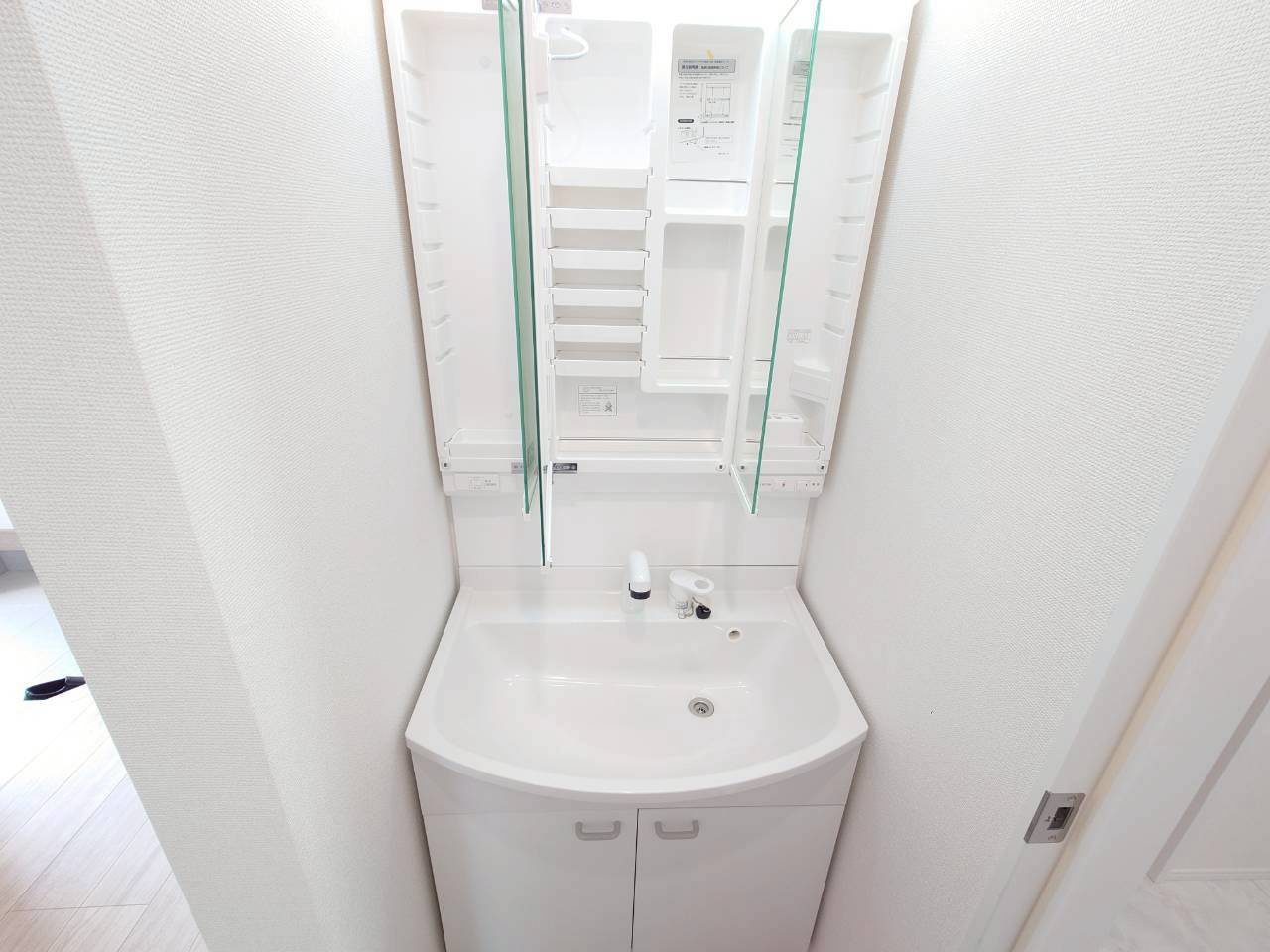 ＋＋沖縄市知花１丁目－B号棟（全３棟）の独立洗面台