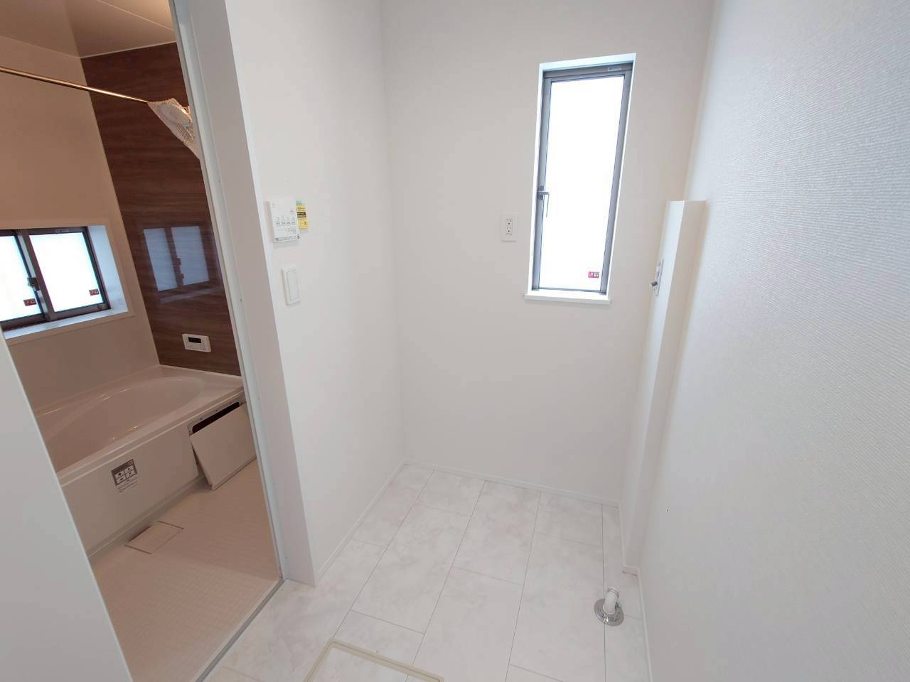 ＋＋沖縄市知花１丁目－B号棟（全３棟）のランドリースペース