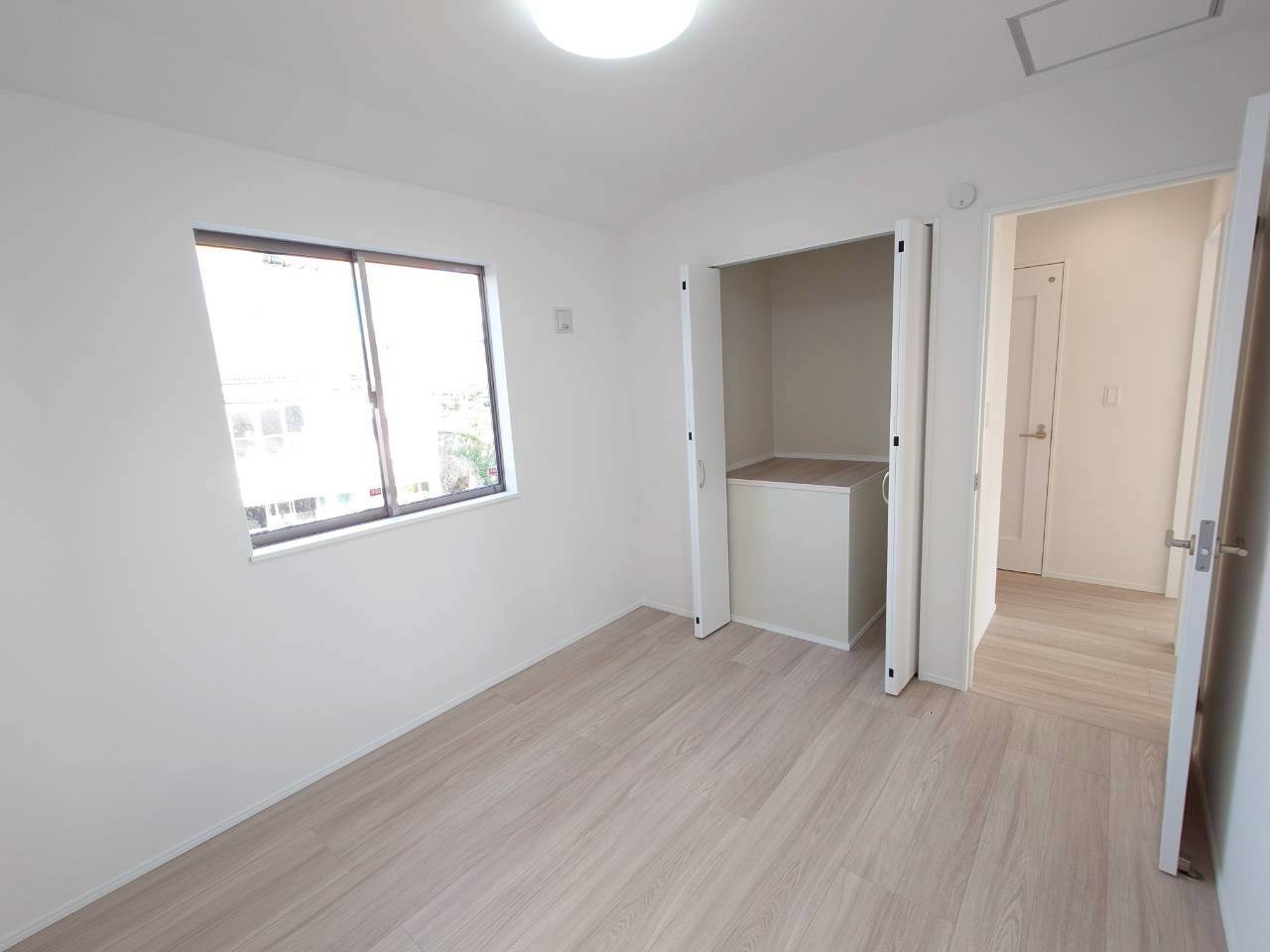 ＋＋沖縄市知花１丁目－B号棟（全３棟）の洋室