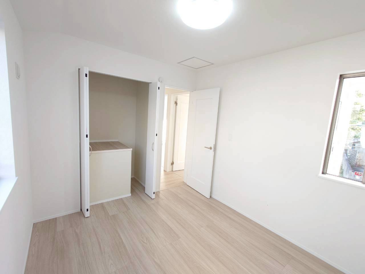 ＋＋沖縄市知花１丁目－B号棟（全３棟）の洋室