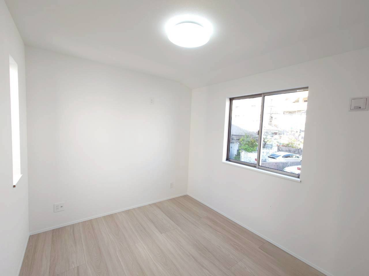 ＋＋沖縄市知花１丁目－B号棟（全３棟）の洋室