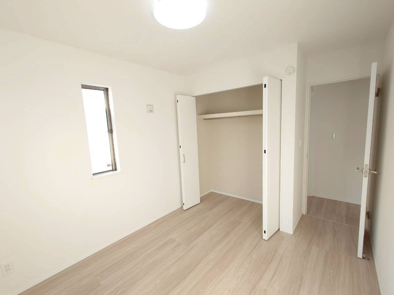 ＋＋沖縄市知花１丁目－B号棟（全３棟）の洋室