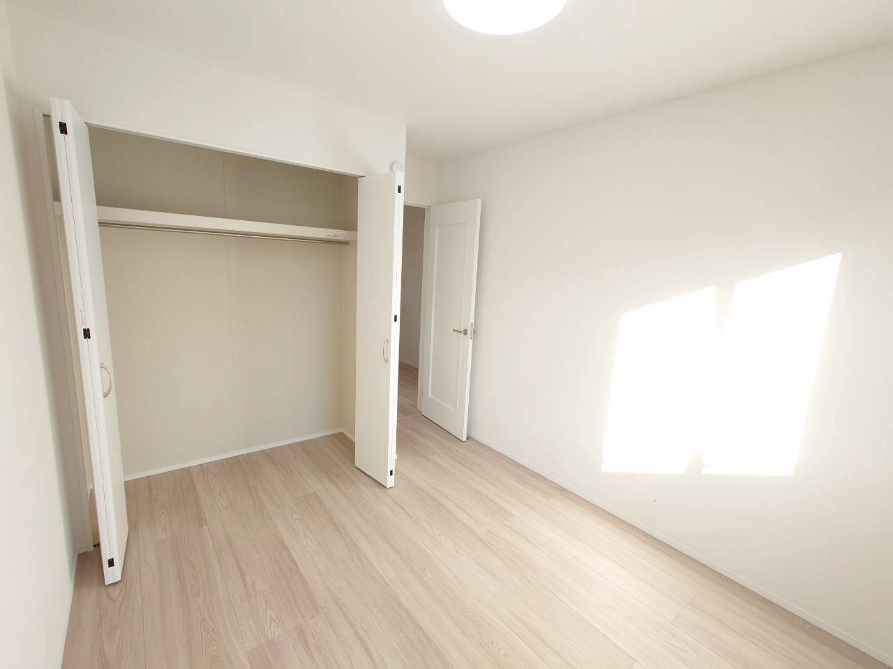 ＋＋沖縄市知花１丁目－B号棟（全３棟）の洋室