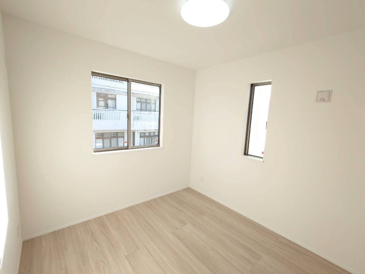 ＋＋沖縄市知花１丁目－B号棟（全３棟）の洋室