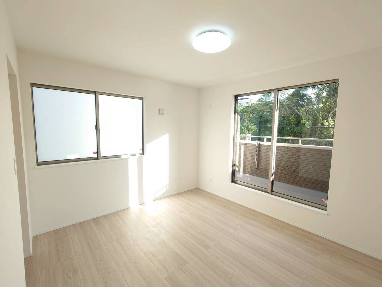 ＋＋沖縄市知花１丁目－B号棟（全３棟）の洋室