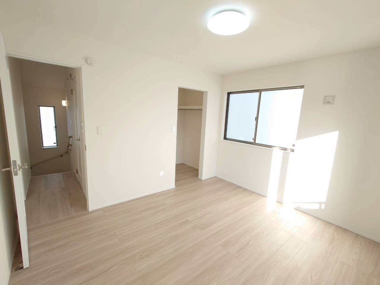 ＋＋沖縄市知花１丁目－B号棟（全３棟）の洋室