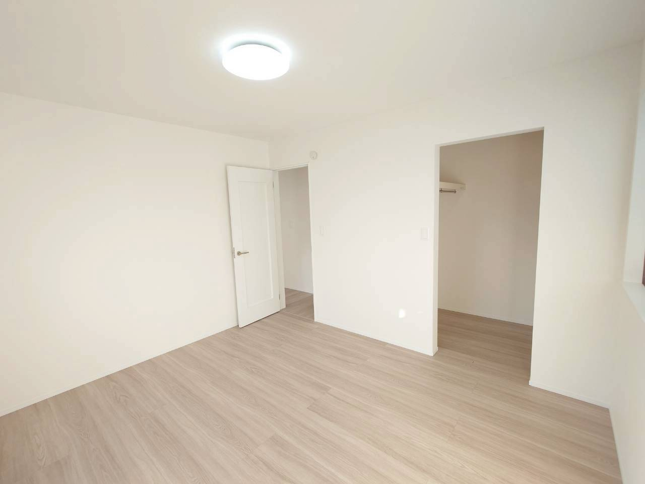 ＋＋沖縄市知花１丁目－B号棟（全３棟）の洋室