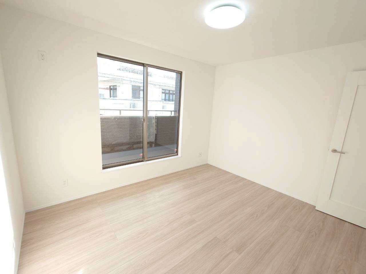 ＋＋沖縄市知花１丁目－B号棟（全３棟）の洋室