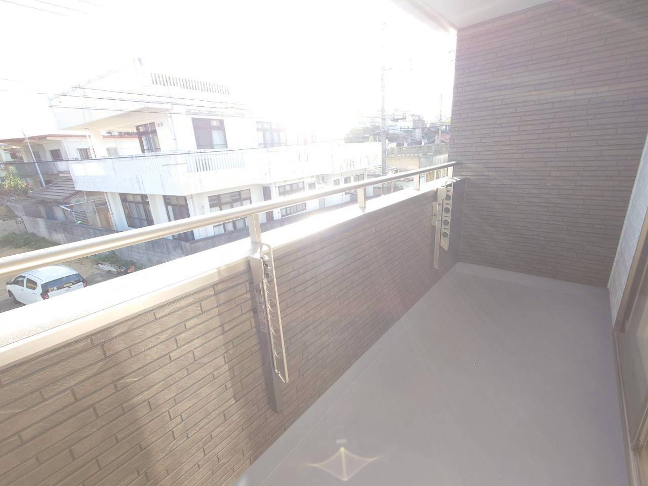 ＋＋沖縄市知花１丁目－B号棟（全３棟）のバルコニー