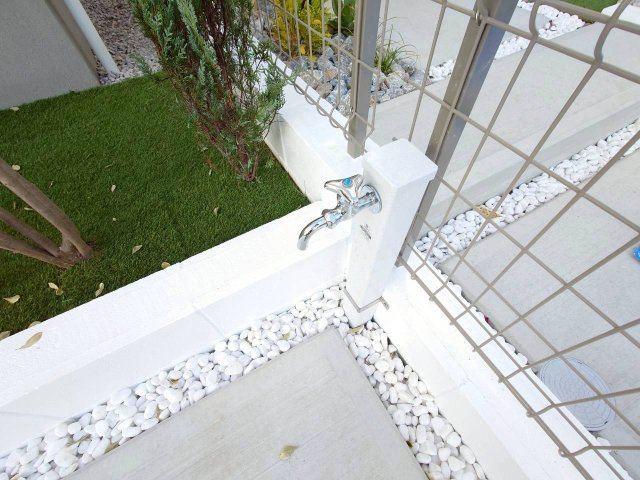 ＋＋沖縄市知花１丁目－B号棟（全３棟）の玄関