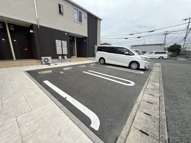 グランド　オーヴェスト　宇佐崎の駐車場