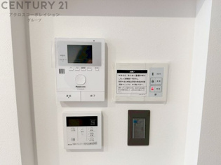 訪問者が来たときにテレビ画面で確認できるため、安心してドアを開けられます。録画機能があるものもあり、留守中に来訪者を記録しておくことができます。利便性が高く、セキュリティ面でも安心です。