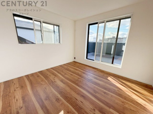 明るい色合いのフローリングとクロスを使用した洋室は家具やインテリアとも調和しやすく空間が広く感じられ開放感を生み出します。自然光を効果的に反射し、室内を明るく保つため、日中の照明使用を抑えられます。