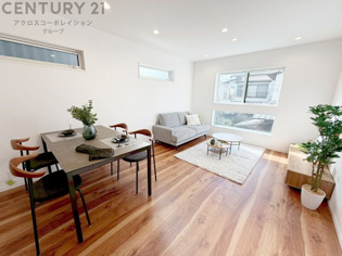 キッチン前のダイニングスペース。ダイニングセットを置いても十分な広さを確保。