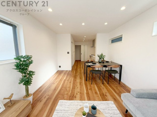 リビングダイニングは家族や友人とのコミュニケーションを楽しむ場所でくつろぎながら食事や会話を楽しめ、多目的に利用できリラックスできる空間です。家庭内の中心として機能し、快適な生活をサポートします。