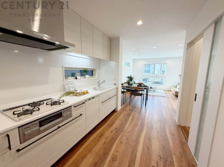 キッチン前のダイニングスペース。ダイニングセットを置いても十分な広さを確保。