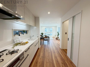 キッチン前のダイニングスペース。ダイニングセットを置いても十分な広さを確保。