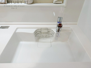 大きなシンクでお鍋などの大きな調理器具を洗う際にも便利です。