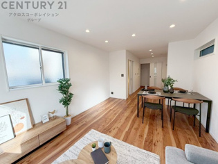 リビングダイニングは家族や友人とのコミュニケーションを楽しむ場所でくつろぎながら食事や会話を楽しめ、多目的に利用できリラックスできる空間です。家庭内の中心として機能し、快適な生活をサポートします。