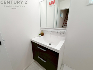 化粧品や洗顔料、歯ブラシなどの必需品をまとめて置ける収納スペースがあり、使用するたびに取り出す手間が省けます。また、水回りのため、濡れても大丈夫な素材が使用されており、お手入れが簡単です。