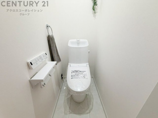 温水洗浄便座付トイレは温水洗浄機能により、暖かい水でおしりを洗浄することができ、冷たい水を使う従来の便座に比べ、温水洗浄機能で暖かいトイレを提供し、快適な使用を可能にします。